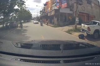 Muže v Thajsku přejelo vlastní nezabrzděné auto, vyvázl téměř nezraněn - Novinky